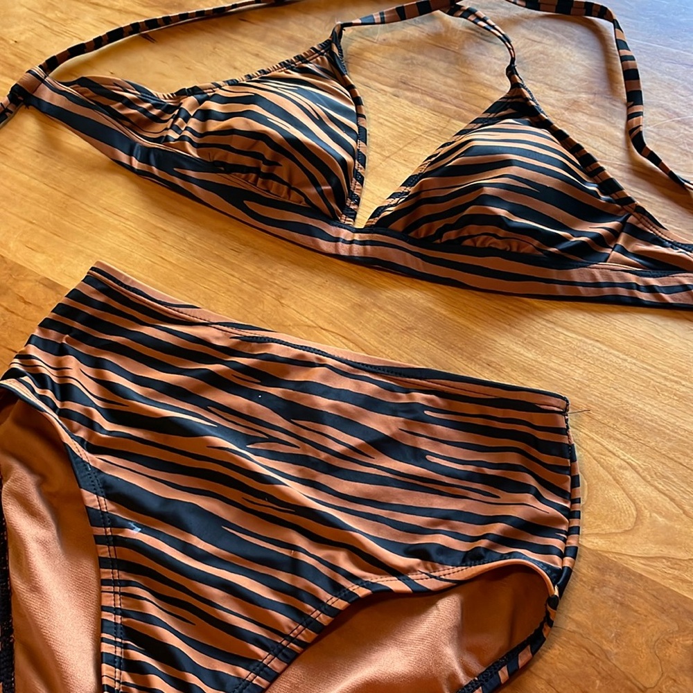 High waisted full coverage tiger stripe two piece swim suit women’s size small